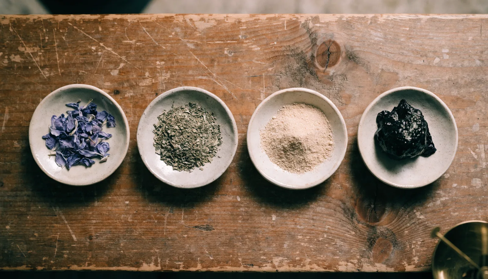 Keramiske skåle med blue lotus-kronblade, tørret kanna-urt, ekstraktpulver og resin