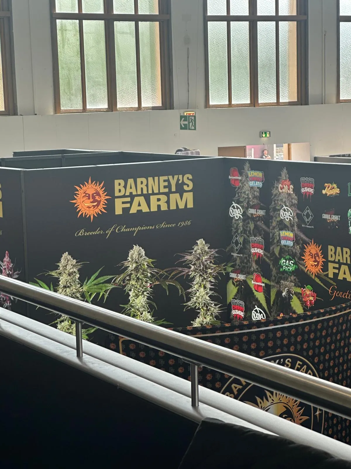 Barney's Farm breeder-stand med cannabisplante-displays på Mary Jane Berlin 2026