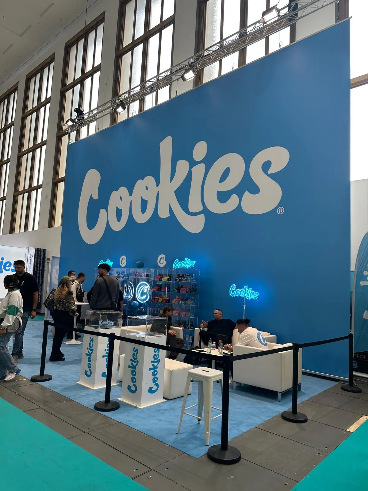 Cookies-stand med stor blå brandet væg og lounge på Mary Jane Berlin 2026