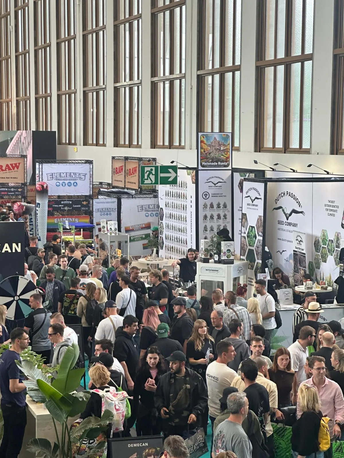 Fyldt udstillingshal med cannabisbrands på Mary Jane Berlin 2026
