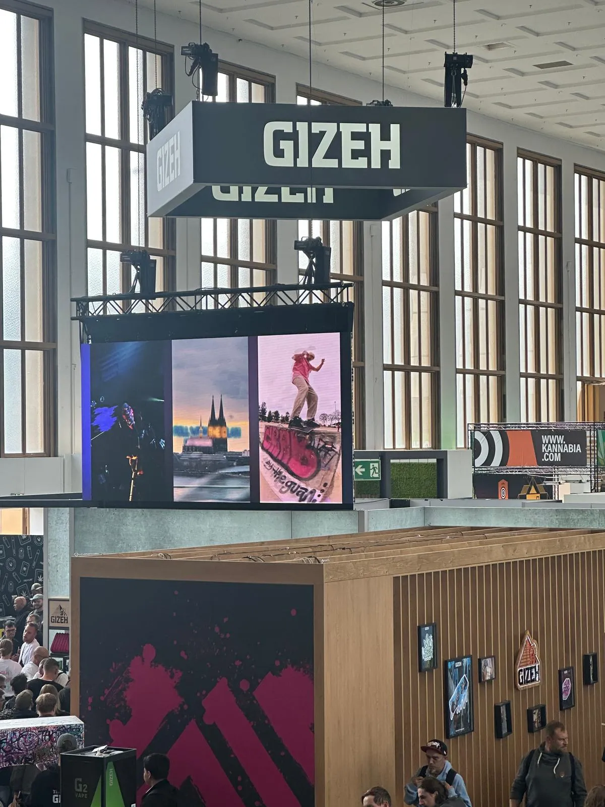GIZEH rullepapir-stand med store LED-skærme på Mary Jane Berlin 2026