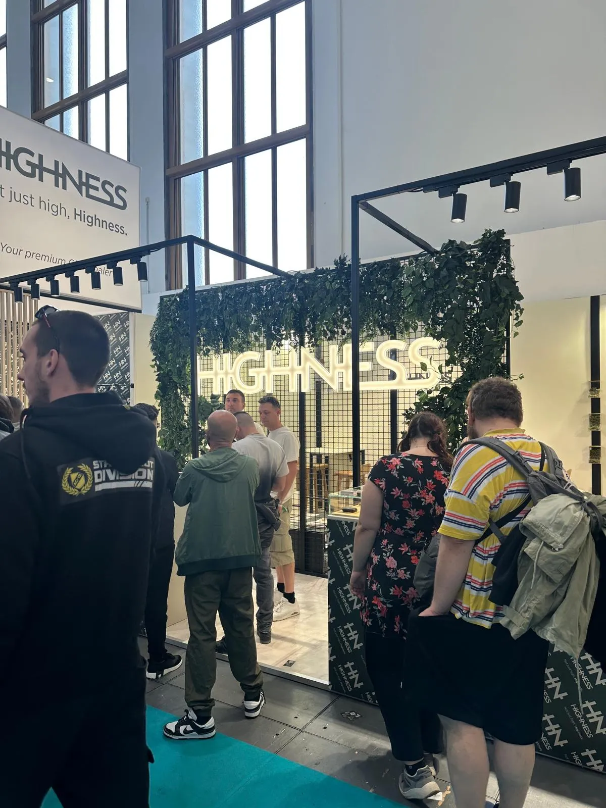 Highness-standens indgang med grøn portal på Mary Jane Berlin 2026