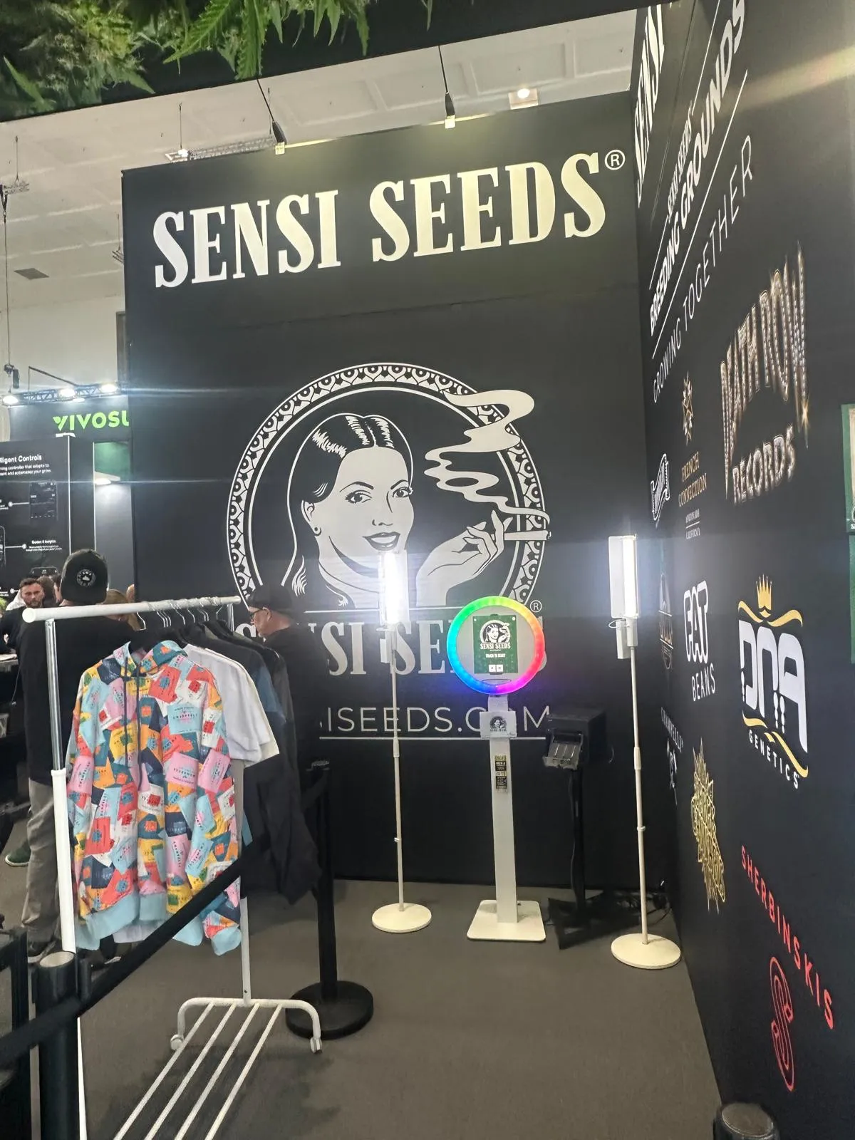 Sensi Seeds-stand med DNA Genetics- og Sherbinskis-branding på Mary Jane Berlin 2026