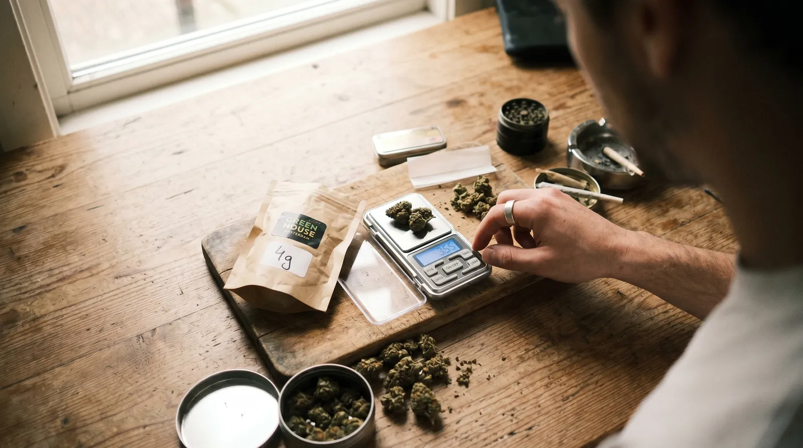 AZARIUS · Hvorfor Europa vejer cannabis i gram (og USA ikke gør)